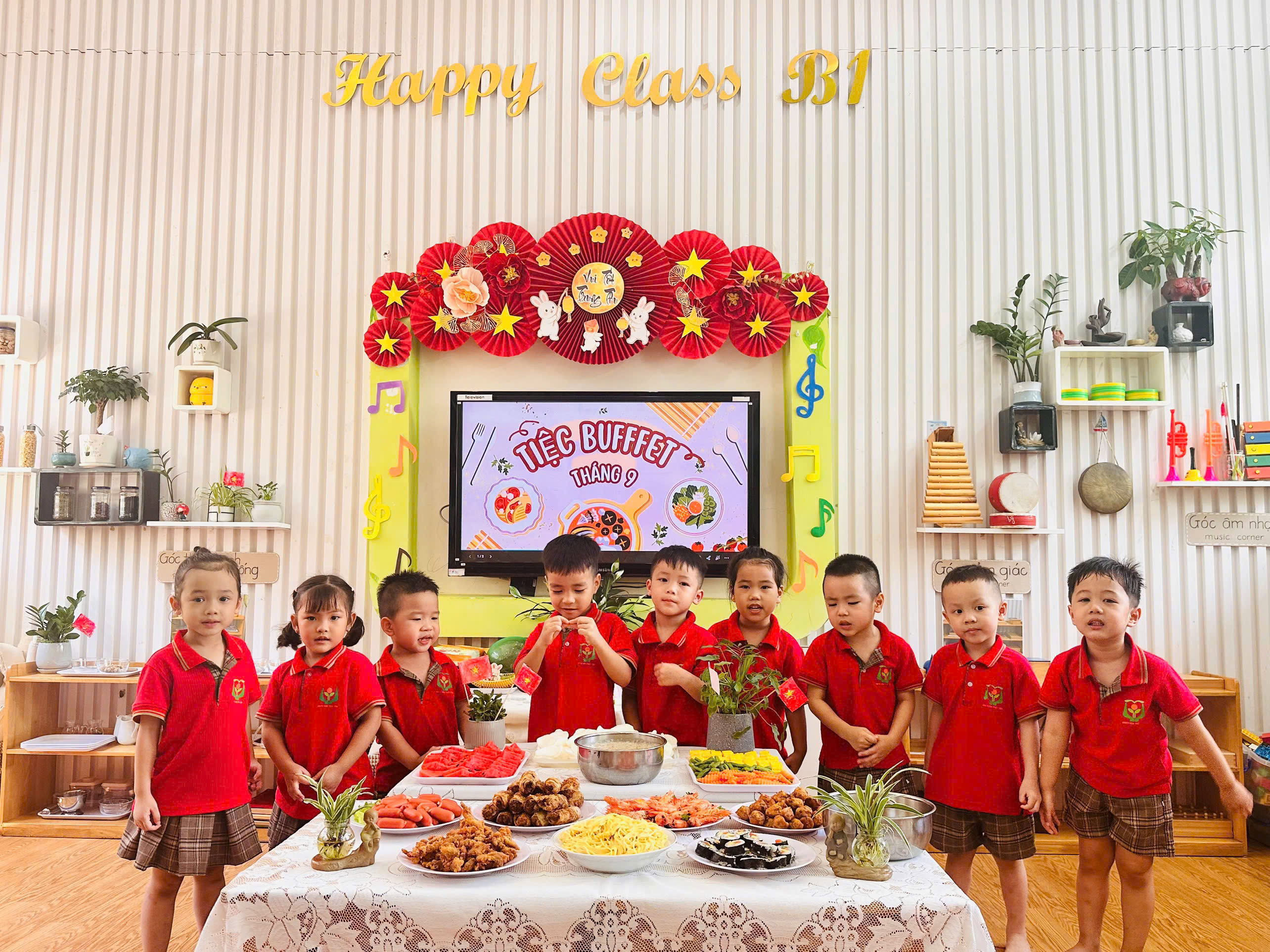 HÔM NAY LỚP MÌNH CÓ TIỆC! THÁNG 9 ƠI, VUI QUÁ ĐI THÔI!